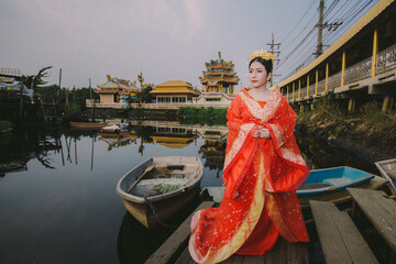 Obraz premium woman wearing chinese new year costume