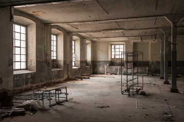 Interior de una fábrica abandonada con grandes ventanas