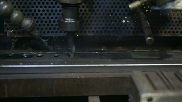 macchina perfoatrice in una officina meccanica