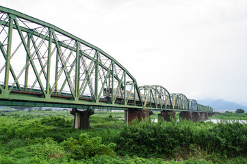 富士川鉄橋を渡る列車