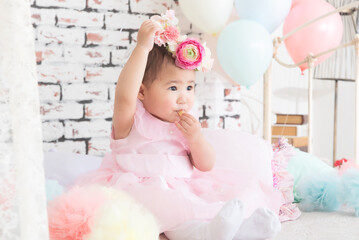 Fototapeta na wymiar ピンクのドレスを着た赤ちゃん