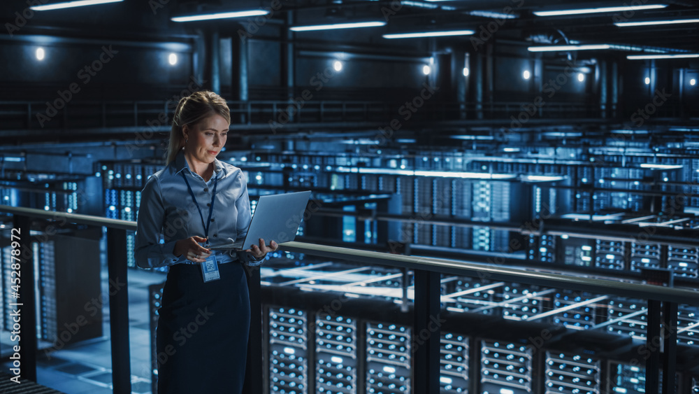 Aufkleber Data Center Female It Specialist Using Laptop. Server Farm Cloud Computing and Cyber Security Maintenance Administrator Working on Computer. Information Technology Professional.