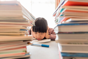 夏休みの大量の宿題に悩んでいる小学生の子供の様子