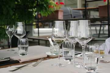 Table dressée dans un restaurant