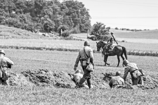 Inscenizacja bitwy z czas&oacute;w wojny obronnej 1939 roku &ndash; Wojsko Polskie i kawaleria w natarciu, kadr retro