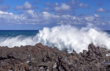 Déferlante sur côte rocheuse, île de la Réunion 