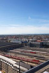 Fototapeta premium Skyline München Panaroma mit Zügen