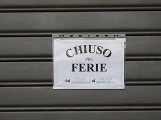 chiuso per ferie (translation: closed for holidays) sign
