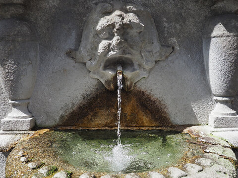 Fontana dei mascheroni in Turin