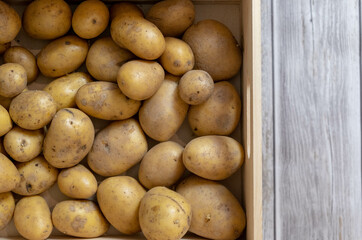 Holzkiste mit Kartoffeln