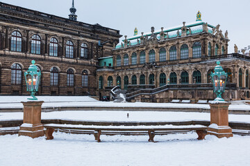 ドイツ　ドレスデンの旧市街のツヴィンガー宮殿と雪の積もった庭園