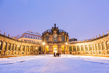 Fototapeta na wymiar ドイツ　ドレスデンのライトアップされたツヴィンガー宮殿と雪の積もった庭園