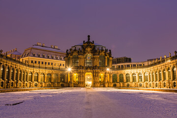 Fototapeta na wymiar ドイツ　ドレスデンのライトアップされたツヴィンガー宮殿と雪の積もった庭園