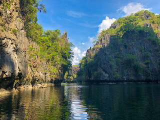 Fototapeta premium フィリピンのパラワン州エルニドの自然を観光している風景 Scenery of nature sightseeing in El Nido, Palawan, Philippines.