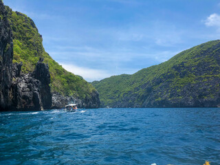 Obraz na płótnie Canvas フィリピンのパラワン州エルニドの自然を観光している風景 Scenery of nature sightseeing in El Nido, Palawan, Philippines.