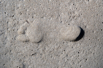 Fußabdruck am Strand, reliefartig