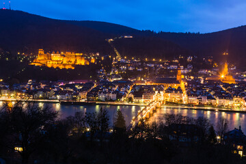 ドイツ　ハイデルベルグの哲学者の道から望むライトアップされた夜の旧市街の街並みとネッカー川