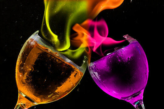 Ta&ccedil;as de cores rosa e laranja saindo labaredas de fogo coloridas de dentro. 