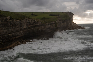 Obraz premium swell on the El Bolao cliff in Cantabria