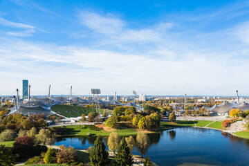 Fototapeta premium ドイツ ミュンヘンのオリンピアパークのオリンピア山から望むオリンピアシュタディオンとオリンピア湖