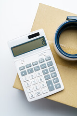 梱包されたダンボール箱と電卓