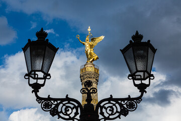 Fototapeta na wymiar ドイツ　ベルリンのティーアガルテンに建つ戦勝記念塔と金の女神ヴィクトリア像