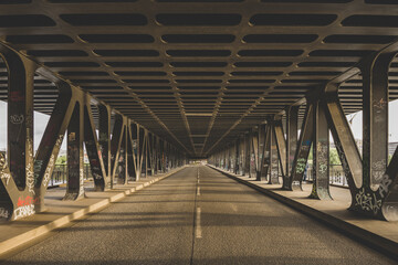 Fototapeta na wymiar bridge in the city