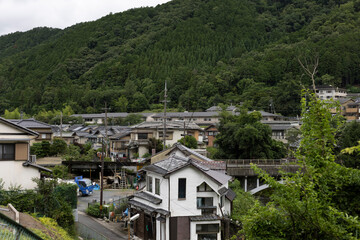 Fototapeta na wymiar 山に囲まれた住宅