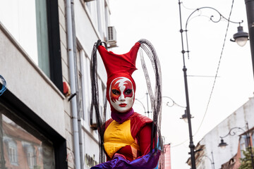 Obraz premium Colors, Teatro Pavana Italy/Netherlands. Stilted artists Performing during the International Theatre Festival from Sibiu, Romania.
