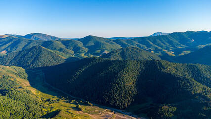 Diferentes im&aacute;genes de monta&ntilde;as en las distintas estaciones