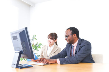 オフィスで働くグローバルなビジネスパーソン