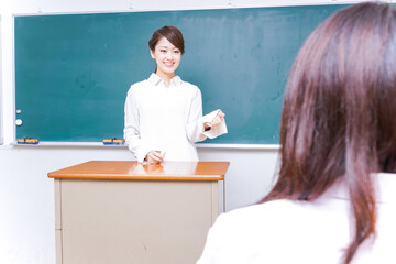 学校で授業をする教師