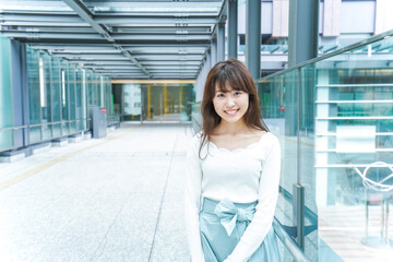 都会を歩くビジネスウーマン