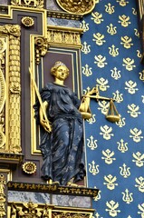 Obraz premium Gilded Conciergerie clock hang on the Clock Tower of the Conciergerie in Paris
