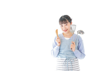 笑顔で料理をする若い主婦