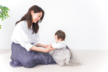 お母さんと家で遊ぶ赤ちゃん