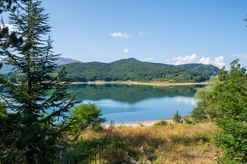 Fototapeta na wymiar panorama del lago di campotosto parco nazionale del gran sasso e dei monti della laga, abruzzo italia