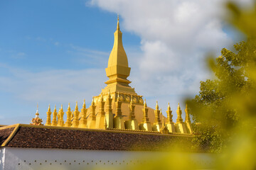 Naklejka premium Pha That Luang Vientiane Golden Pagoda in Vientiane, Laos. sky background beautiful.