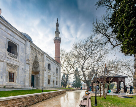 Yesil Mosque ( Green Mosque ) is a part of the larger complex (a kulliye) located on the east side of Bursa, Turkey
