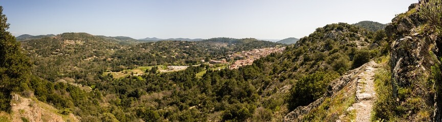 Fototapeta na wymiar Sentier escarpé à proximité du Fort-Freinet, La Garde-Freinet, La Garde-Freinet, Var, Provence-Alpes-Côte d’Azur, France