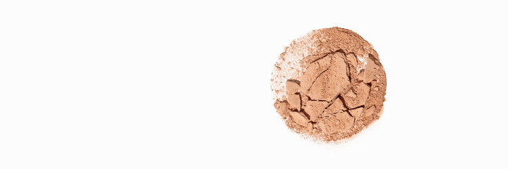 Naklejka premium Crushed face finishing powder isolated on white background. macro texture of make up
