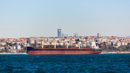 Obraz premium The tanker ship crosses the Bosporus on the background of Uskudar