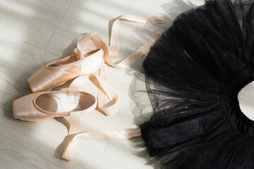 A pair of balerina's pail pink pointe shoes or ballet shoes with ribbons © bellefotos