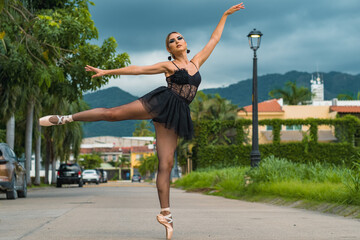Fototapeta na wymiar Ballet dancer dancing on the street