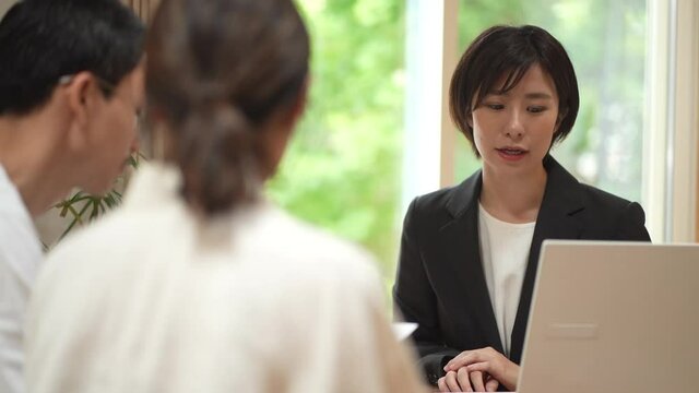 物件の案内をする女性社員