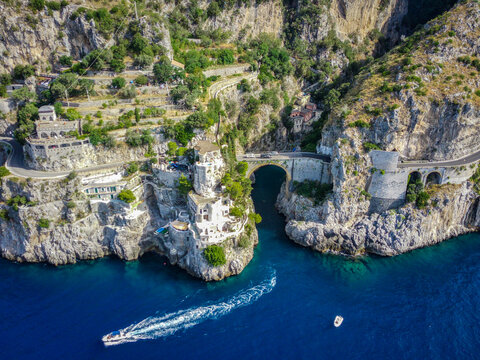 Vista aerea del fiordo di furore, costiera amalfitana, italia