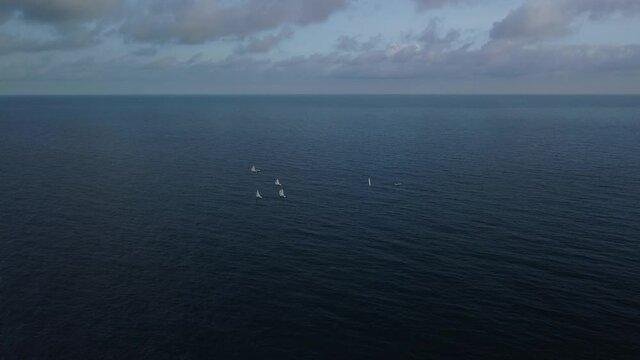 Barchette in Mezzo al Mare con Celo Nuvoloso Clip Drone 4K