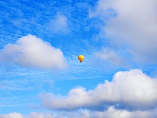 Heissluftballon an Wolkenhimmel