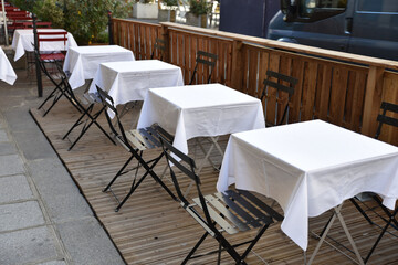 Terrasse éphémère à nappes blanches à Paris
