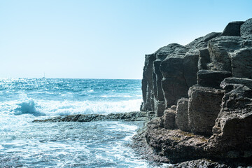 Steinküste Gran Canaria, Puerto de Mogan, Puerto Rico bei strahlendem Sonnenschein